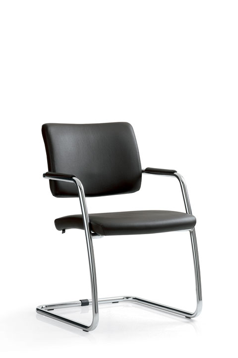 crna konferencijska stolica u umjetnoj koži